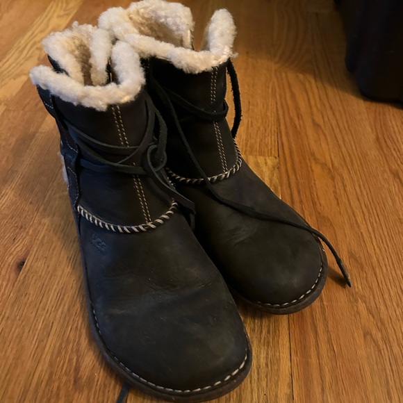 Ugg size 7 Winter Boot - Picture 1 of 3